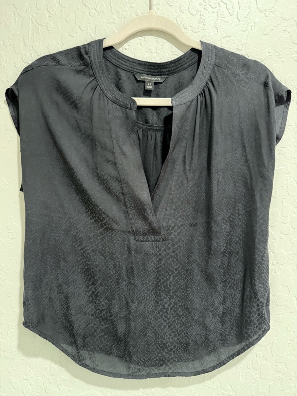 Banana Republic Black Textured Cap-Sleeve Split-Neck Blouse